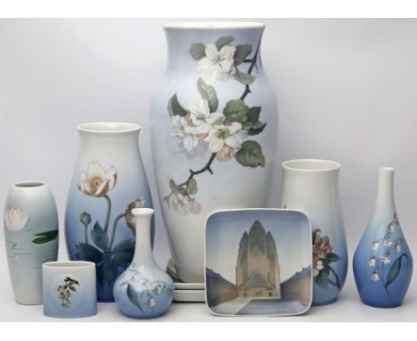 6 Vasen und 3 Schälchen, Bing & Gröndahl. Porzellan. Verschiedene Formen. Bunte Unterglasurbemalungen mit Blumen und Landscha