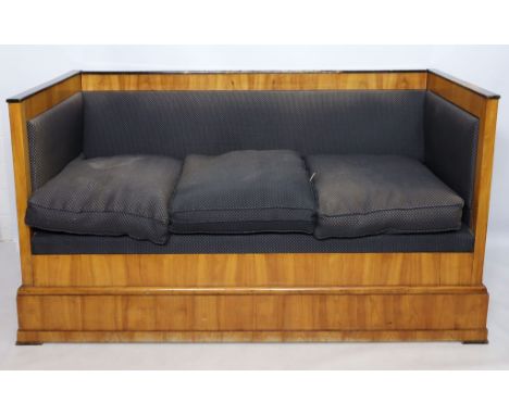 Biedermeier-Sofa. Obstholzfurnier auf Nadelholz mit ebonisierten Leisten. Schlichter Rahmen mit schwarzer Polsterung. Rest.-b