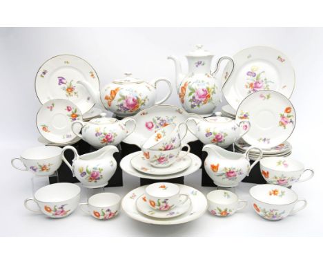 Kaffee- und Teeservice für drei bzw. sechs Personen, Rosenthal, 37-teilig. Porzellan. Dekor "Balmoral mit deutscher Blume" un