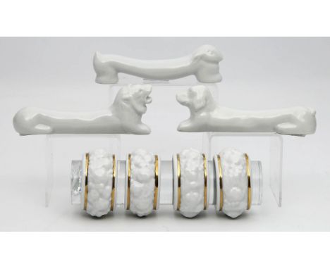 4 Serviettenringe, Rosenthal und 3 Messerbänke in Tierform. Porzellan, weiß mit Goldrand. Wandung der Serviettenringe umlaufe