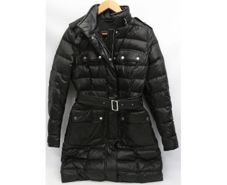 Gesteppter Mantel mit Gürtel, Belstaff. Schwarzes Nylon, vollständig wattiert mit Gänsedaunen. Verdeckter Reißverschluss, sch