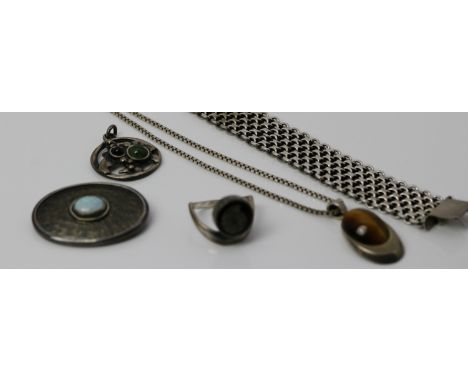 6 Teile Silberschmuck. Silber, verschiedene Feingehalte, brutto 61 g. Unterschiedliche Ausführungen und Dekore, 4x mit Steinb