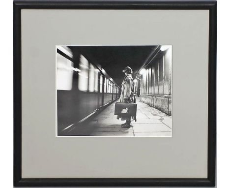 Unbekannter Fotograph (20. Jh.) Am Bahnsteig. Fotoabzug. Ca. 16,5x 20,5 cm. PP., R.