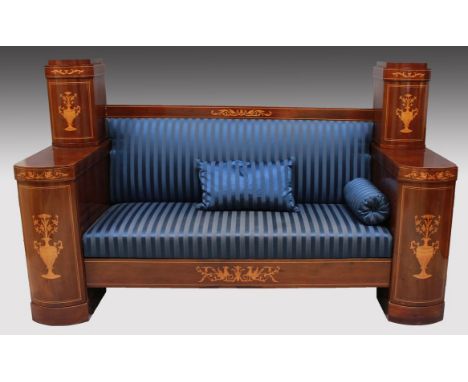 Elegantes Sofa im Empire-Stil. Mahagonigestell mit Ranken- und Vasen-Intarsien aus Obstholz und je 2-türigen Seitenteilen (ve