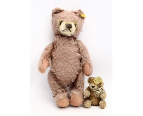 2 Steiff-Teddys. "Maskenbär" und Biegebär. Je mit Knopf und Fahne. Bespielt und Druckstimme defekt. 60er/70er Jahre. L. 22 bz