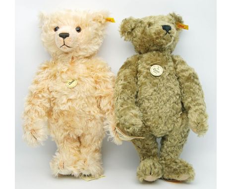 2 Classic-Teddys, Steiff. Verschiedenfarbiger Mohair. Art.-Nrn. 5022 und 751, je mit Knopf, Fahne und Schild. H. 40 bzw. 42 c