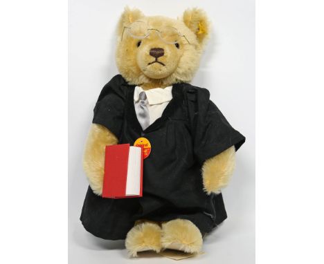 Steiff-Teddy "Anwalt". Art.-Nr. 028571 mit Knopf, Fahne und Schild. H. 35 cm.