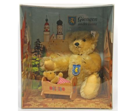 Steiff-Giengen Teddybär-Set. Art.-Nr.0162/00. Mit Knopf, Fahne und Schild. Nr. 10572/16000. Im Originalkarton.