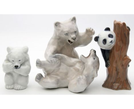 3 Tierskulpturen, Royal Copenhagen: "Kämpfende Eisbären", "Eisbär" und "Panda auf Baumstamm". Porzellan. Bunte Unterglasurbem