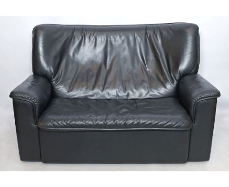 Sofa (Zweisitzer), DeSede. Schwarzes Leder. Gebrauchsspuren. Eingewebtes Hersteller-Logo DeSede. B. 140 cm.