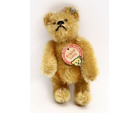 Miniaturteddy, Steiff. Goldblonder Mohair. Drehkopf mit stecknadelkopfgroßen Schuhknopfaugen. Gegliedert mit Scheibengelenken