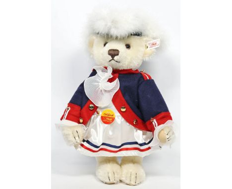 Steiff-Teddy "Funkenmariechen". Art.-Nr. 670169. Mit Knopf, Fahne und Schild, Nr.1295/2000. H. 35 cm.
