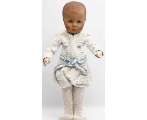 Käthe-Kruse-Puppenjunge. Bemalter Kunststoff-Kurbelkopf mit gemalten Haaren. Gegliederter Nessel-Stehkörper, Oberschenkel und