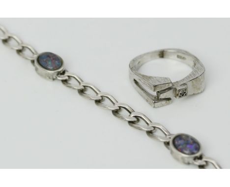 Damenarmband und Ring. 835/000 Silber, brutto 15,5 g. Flachpanzerarmband mit drei ovalen Opal-Tripletten besetzt, Federringsc
