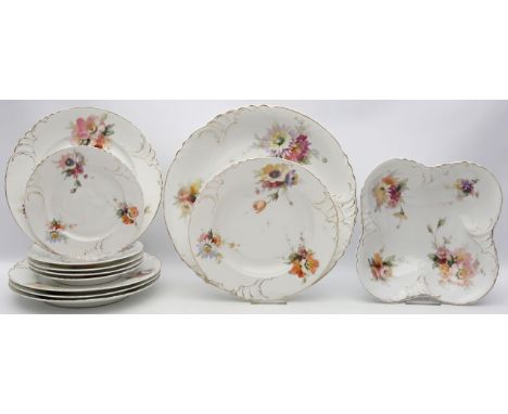 12 Teile Porzellan mit Weichmalerei, Nymphenburg. Geschweifte Fahne mit Muschelrelief. Qualitätvolle, naturalistische Blumenm