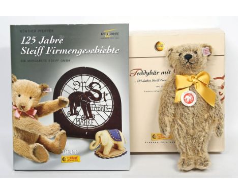 Steiff-Teddy mit Buch "125 Jahre Firmengeschichte". Art.-Nr. 038853 mit Knopf, Fahne und Schild. Eines von 1.880 Ex. der limi