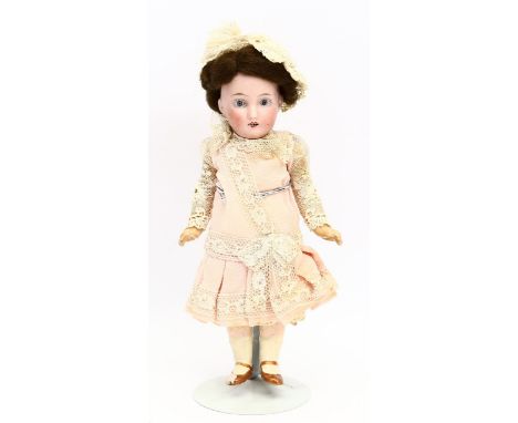 Kleines Puppenmädchen. Bisk.-Porz.-Kurbelkopf, gem. 15 Gebr. 165 K. 12/0 Germany. Offener Mund mit Zahnreihe oben. Fest einge