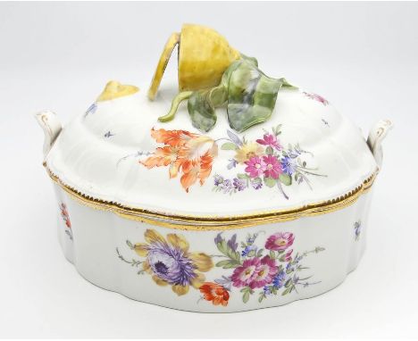 Ovale Deckelterrine, Nymphenburg. Porzellan, weiß. Aufglasurmalerei mit polychromen Blumenbouquets und Goldstaffage (l. berie