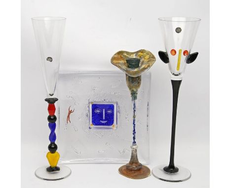 4 Teile Künstlerglas: Bertil Vallin-Schale, einflammiger Leuchter (monog./1988) und 2 Sektflöten von Rosenthal. Farbloses/far