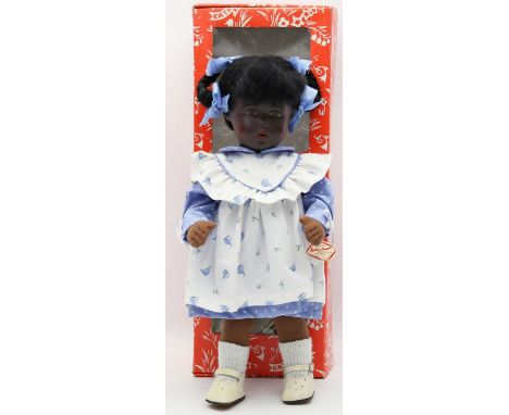 Käthe Kruse-Puppe "Tonschi", Modell Hanne Kruse. Bemalter Kunststoffkopf und Stoffkörper mit dunkler Hautfarbe. Originale Bek