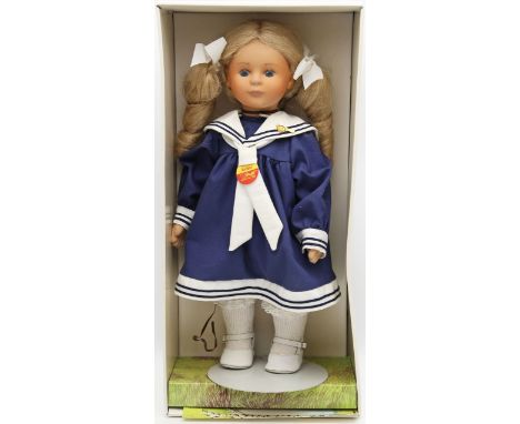 Steiff-Puppe "Bettina". Stoffkörper, Vinylkopf mit blonder Echthaarperücke. Original bekleidet. Mit Schild und Anstecknadel i