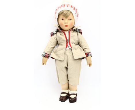Käthe Kruse-Puppenjunge. Bemalter Kunststoff-Kurbelkopf. Braune Echtehaarperücke. Gegliederter Nessel-Stehkörper. Wohl origin