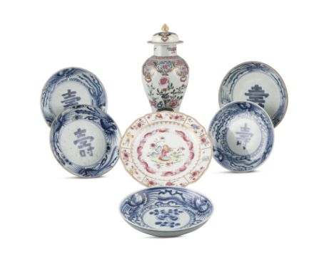 A GROUP OF SEVEN (7) PORCELAINSChina and VietnamIt is comprised of:- a Chinese export type famille rose porcelain ‘flute play