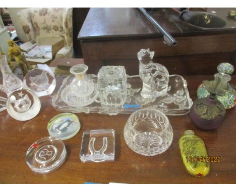 A mixed lot of glass ornaments to include a Scottish concentric millefiori inkwell and stopper, Chinese snuff bottle, Mats Jo