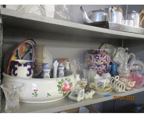 A miscellaneous glass and ceramic lot to include a Japanese Imari pot and cover, Whitefriars Kingfisher blue vase and other i