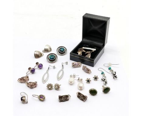 Qty of silver earrings inc diamond set fish, Kit Heath, pearl etc - total weight (lot) 52g