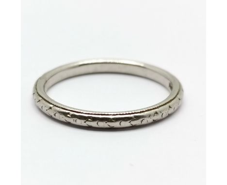 Platinum marked band ring with engraved detail - size K½ &amp; 2.8g