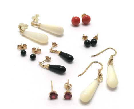 7 x pairs of gold mounted earrings inc 18ct marked gold coral studs, mother of pearl, onyx &amp; red stone etc (some unmarked