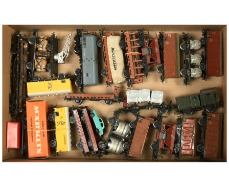Marklin HO Gauge unboxed group of wagons - to include 4509 Banana Van, 2x 4610 Ballast wagon, 4516 stanchion truck (8 wheels)