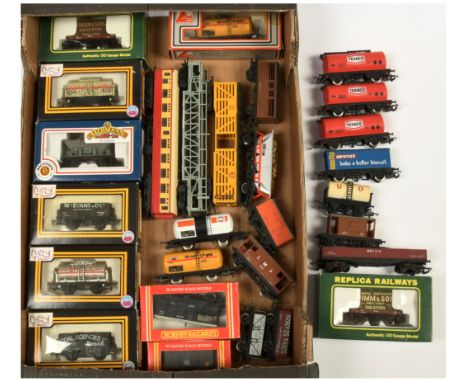 Hornby (GB), Bachmann, Mainline &amp; Similar mixed group of OO&nbsp; Gauge Wagons and Coach to include Hornby (GB) R.714 GWR