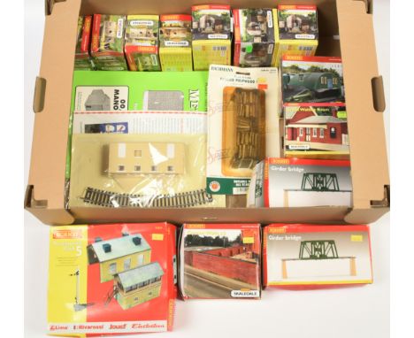 Hornby, Bachmann &amp; Similar mixed group of Buildings and Accessories to include Hornby (China) R.8531 Small Waiting Room p