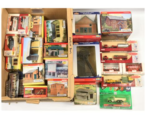 Bachmann, Hornby (China) and Similar OO Gauge mixed group of Resin Buildings, Vehicles and figures to include&nbsp;44-025 Ham