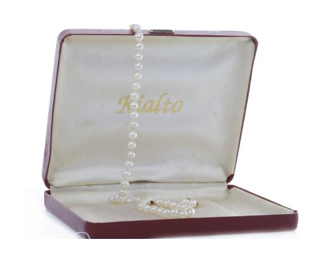 PEARL NECKLACE formed by spherical white pearls, 44cm long, with eighteen carat gold clasp; along with a pair of pearl stud e