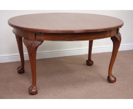 Quality early 20th century walnut oval extending dining table pull out mechanism with foldout butterfly leaf, raised on carve