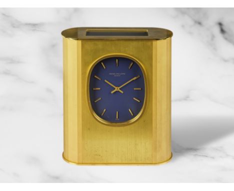 Patek Phillipe. Pendule de bureau à énergie solaire en métal doréPatek Philippe. A gilt brass solar powered desk clock Refere
