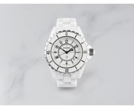 Chanel. Montre bracelet de dame en céramique blanche avec date mouvement quartzChanel. A lady's white ceramic quartz calendar