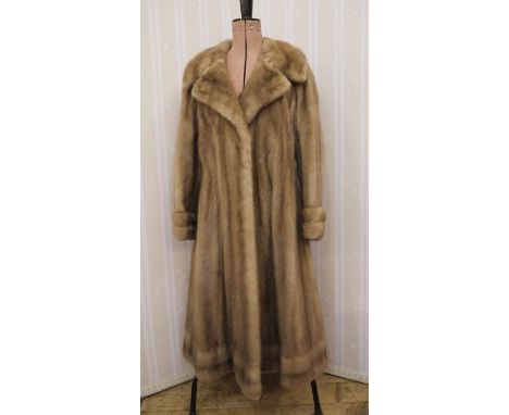 Mink coatCondition ReportPlease see additional imagesAppears to be in overall fair/good condition, supple with no splitting o
