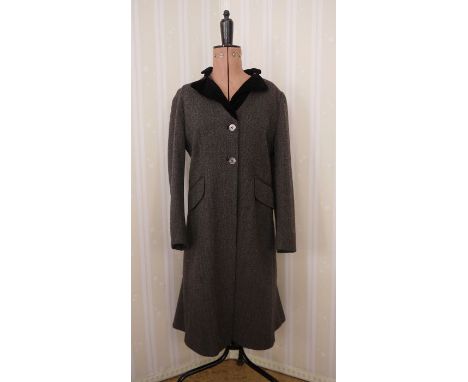 Various vintage coats to include a black tweed coat with black velvet collar, front button fastening, a Maison Lener wool ove