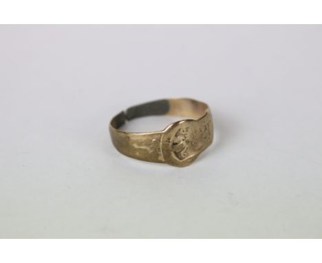 A gents vintage hallmarked 9ct gold buckle ring. 