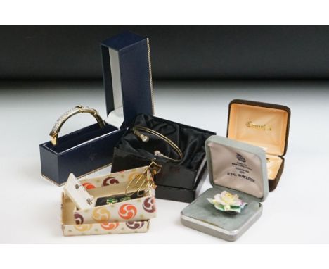 A small collection of vintage and contemporary jewellery to include a hallmarked 9ct gold bangle. 