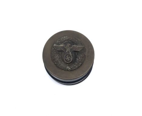 German Third Reich snuff box, the lid with the eagle symbol and a wreath, 7cm diameter&nbsp;