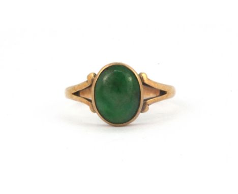 A 15ct yellow gold (stamped 15ct) cabochon cut jade set ring, (P).