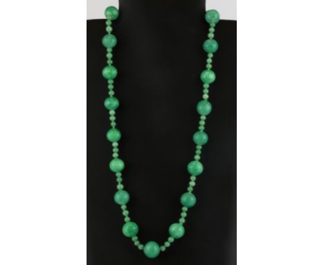 A polished bead necklace imitating jade, L. 30cm.