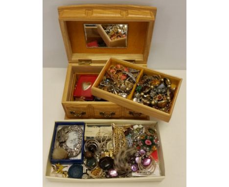 A wooden musical jewellery box and a tray of vintage & modern costume jewellery.  