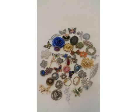 A quantity of vintage brooches to include marcasite, stone set and ceramic.  