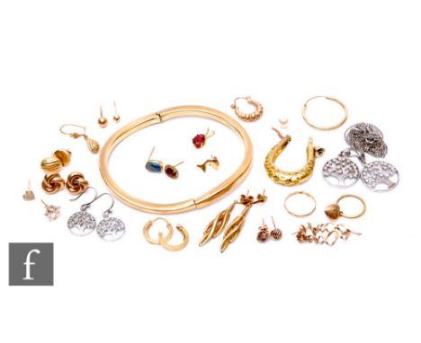 A small parcel lot of gold, silver and yellow metal jewellery, to include two silver tree design pendants and earrings, stamp